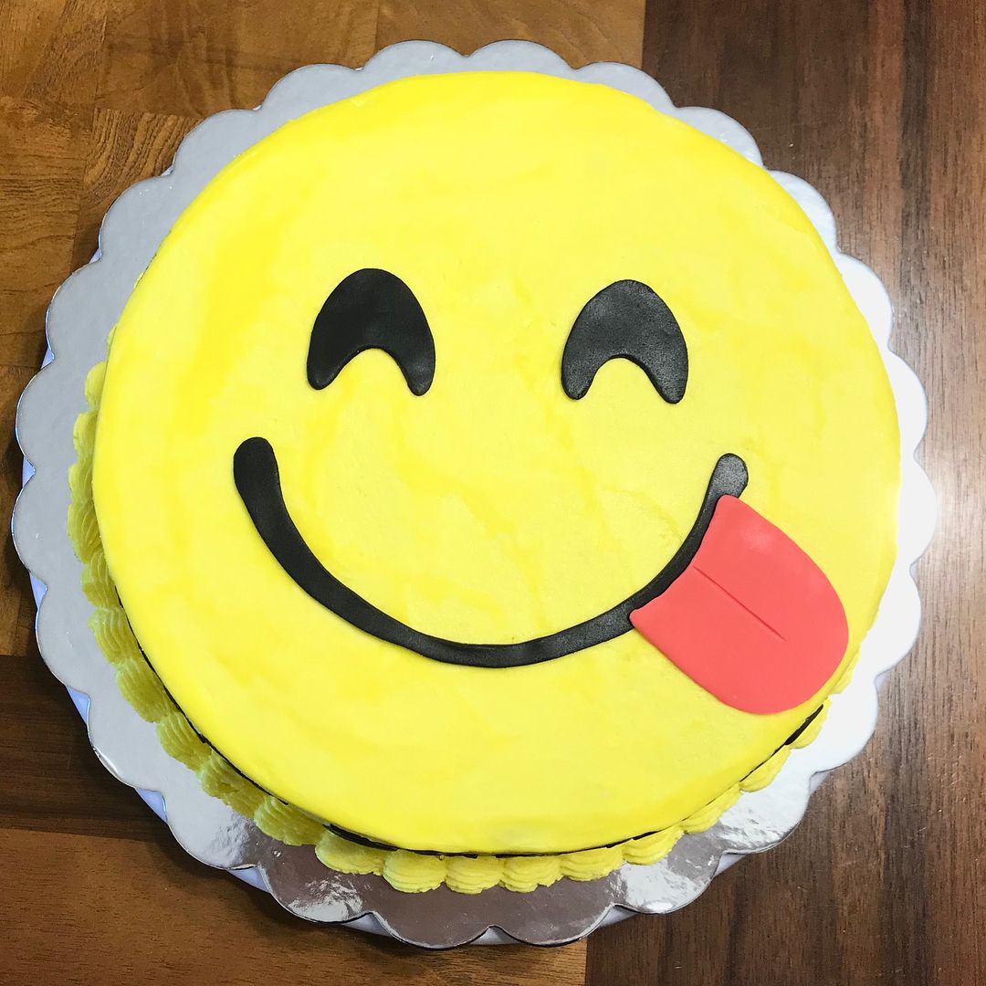 funny emoji cake