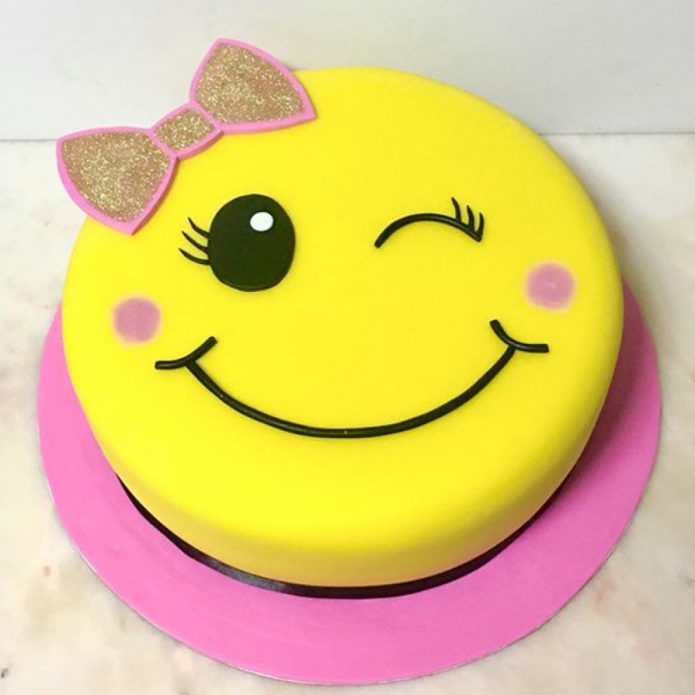 wink emoji cake for girl